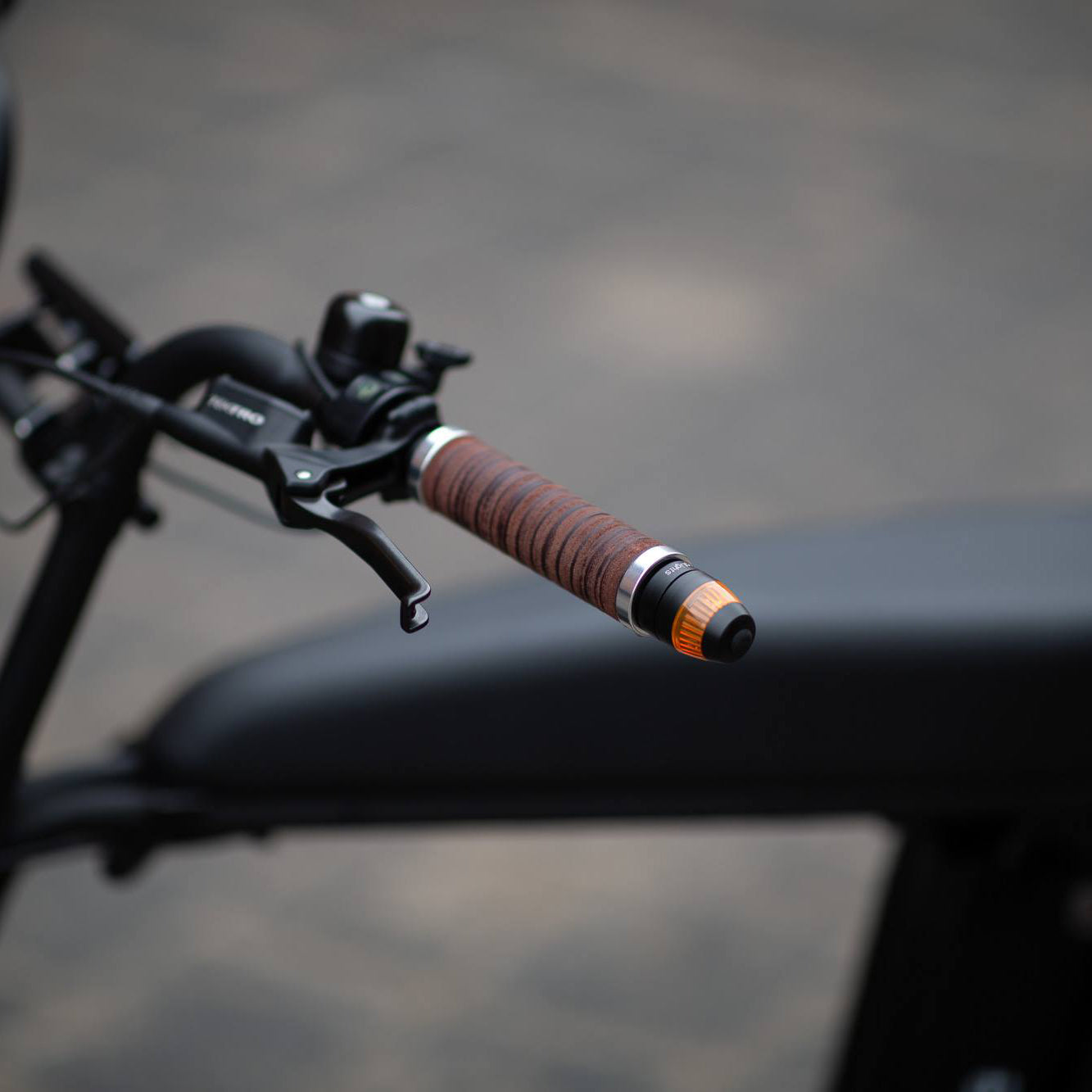 Hybrid bike clearance handlebar grips